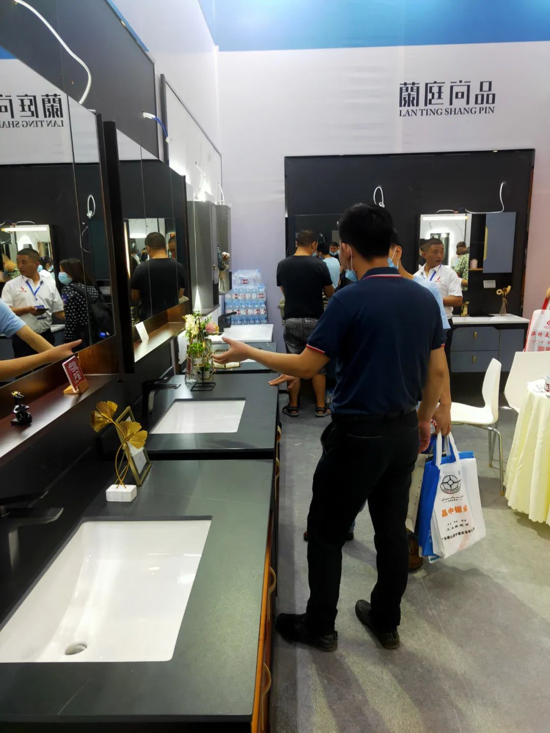 高定风口下,岩板是否会成为瓷砖行业进军定制家居产业的“杀手锏”?(图5) 高定风口下,岩板是否会成为瓷砖行业进军定制家居产业的“杀手锏”?(图5)